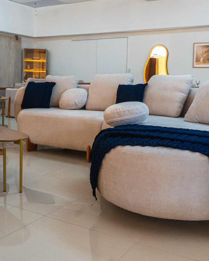 Sofá e living no showroom BX